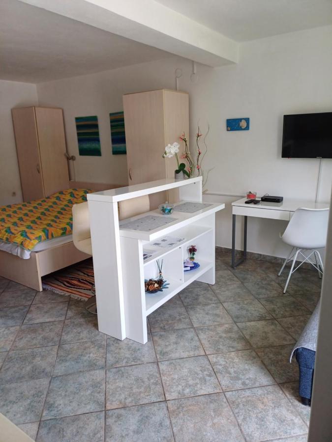 Apartments Lana Pula Bagian luar foto
